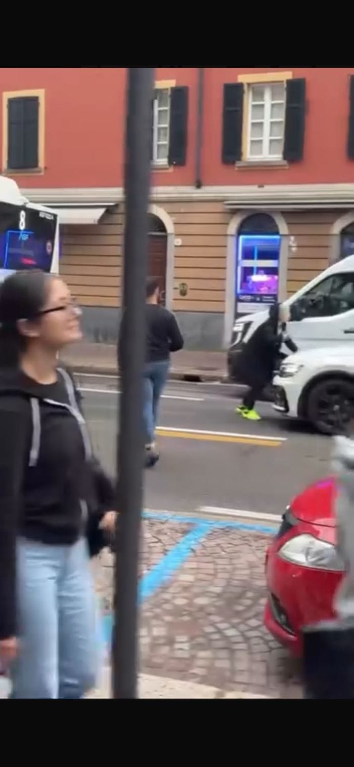 Donna ferma le auto in via Milano e urla contro gli studenti del Pessina