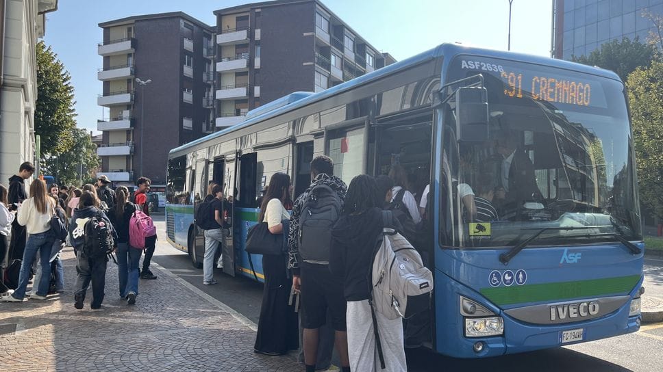 Erba, alla stazione dei bus molti ragazzi non riescono a salire sui mezzi pieni
