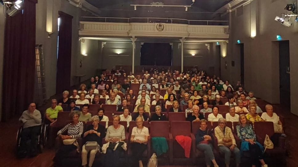 Il teatro dialettale si fa solidale: sala piena per aiutare chi ha una disabilità