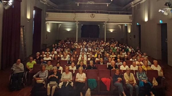 Il teatro dialettale si fa solidale: sala piena per aiutare chi ha una disabilità