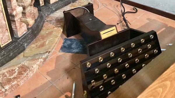 Vandali nella chiesa di Porlezza. Danni per cercare pochi spiccioli