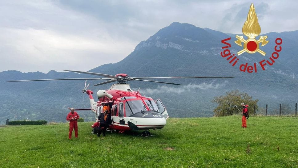 Plesio, si perde nei boschi: salvato dall’elicottero dei Vigili del Fuoco