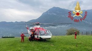 Plesio, si perde nei boschi: salvato dall’elicottero dei Vigili del Fuoco
