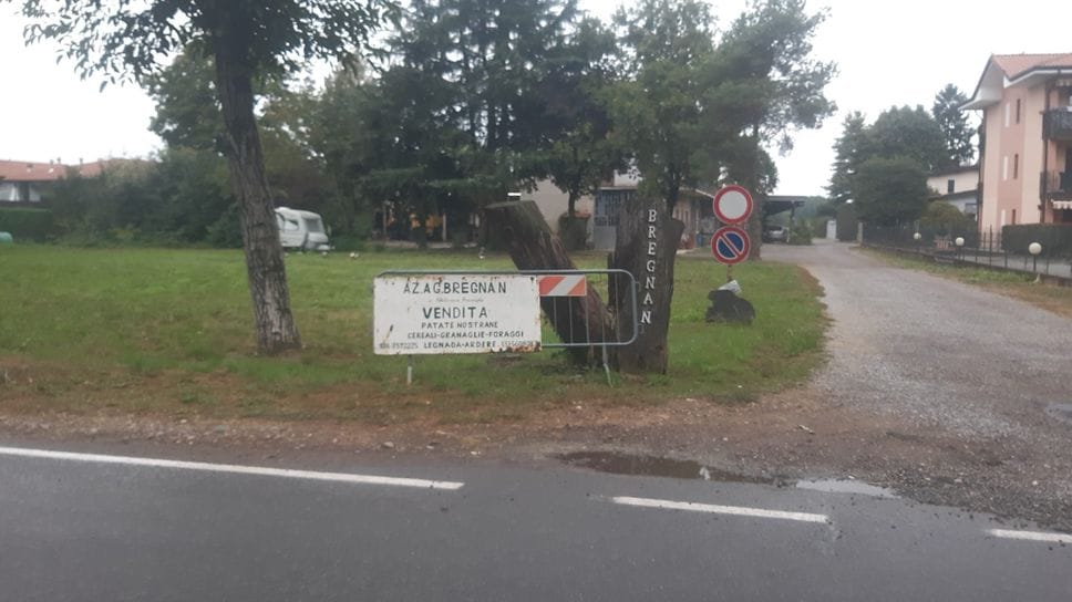 Resta grave dopo la caduta in azienda