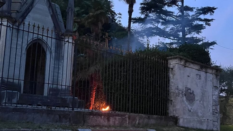 Allarme riti satanici al cimitero: era il falò di un senzatetto