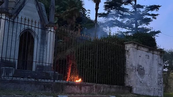 Allarme riti satanici al cimitero: era il falò di un senzatetto
