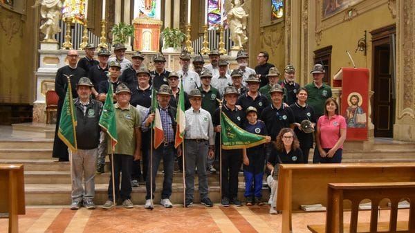 Dai panini all’organo della chiesa: la solidarietà ha il cappello alpino