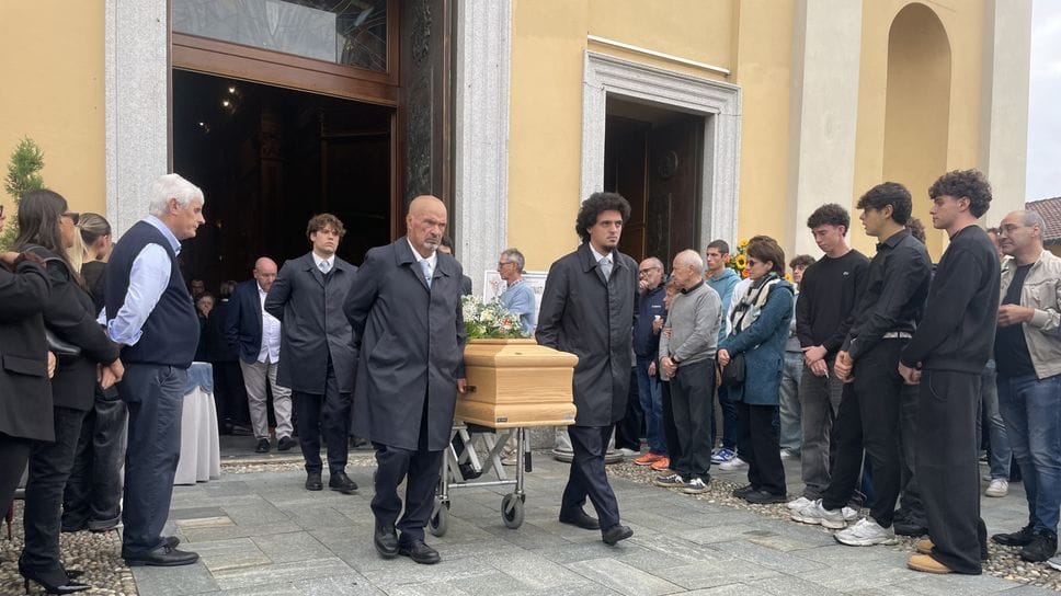Lacrime e il nero del lutto per l’addio: amici, prof e liceali stretti a Gabriele