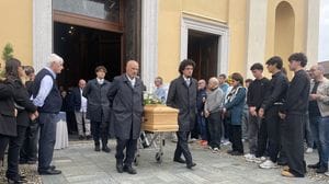 Lacrime e il nero del lutto per l’addio: amici, prof e liceali stretti a Gabriele