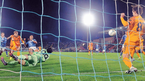 Roma, lo famo strano. I gol di Gabrielloni e Carlos, ma non solo