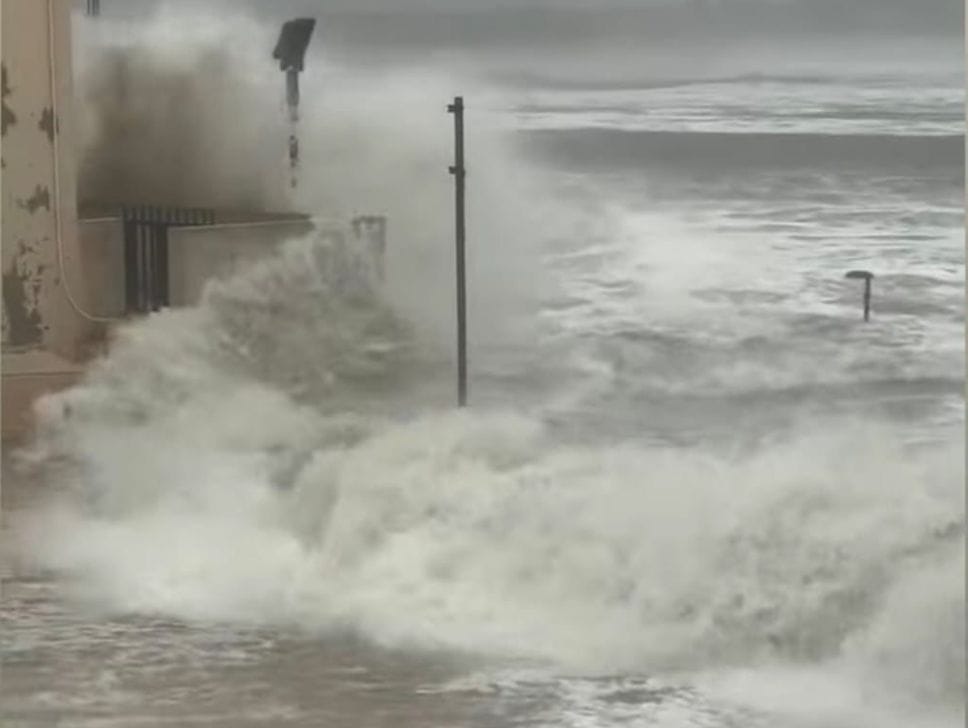 Le onde del mare che si abbattono sul borgo di Sampieri