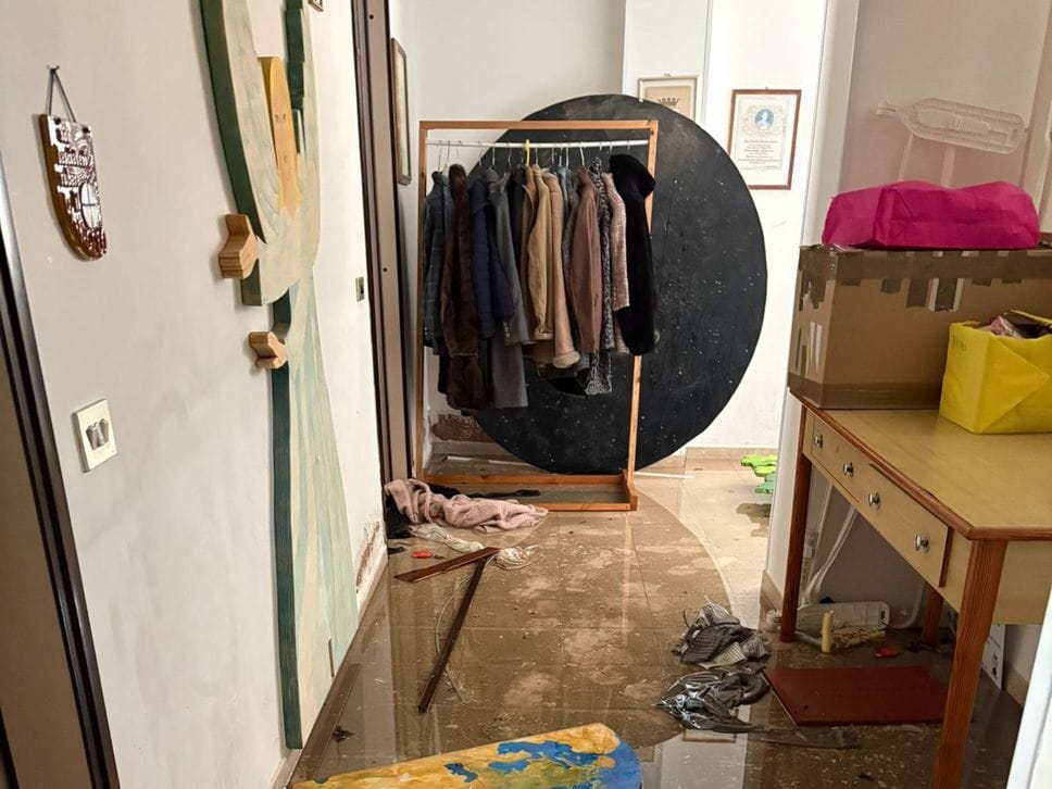 Gli interni della Casa Gialla dopo il ciclone