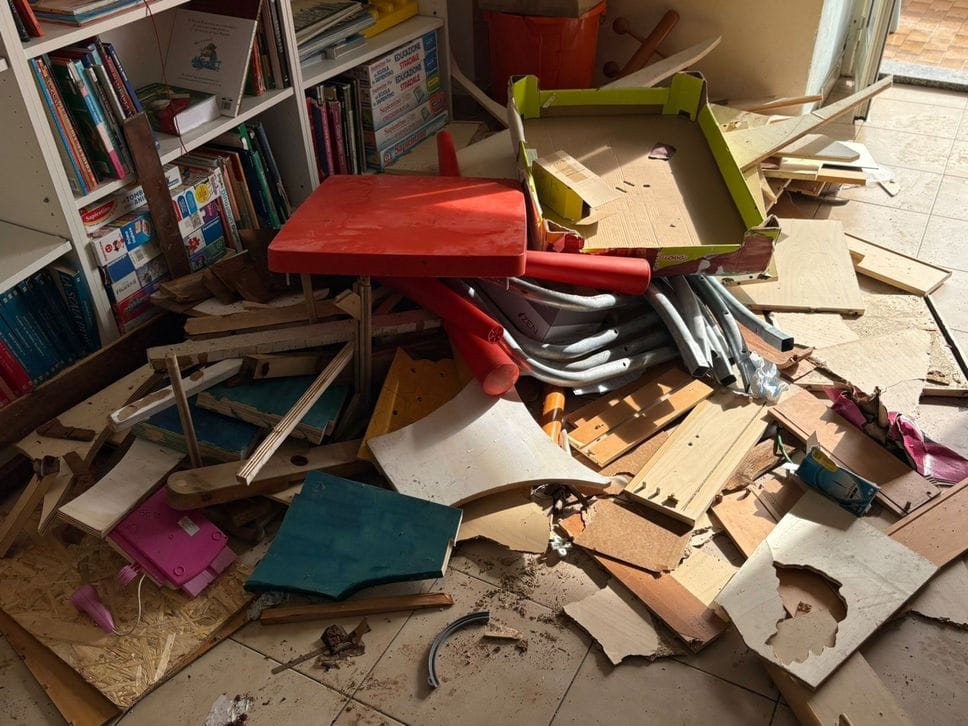 Gli interni della Casa Gialla dopo il ciclone