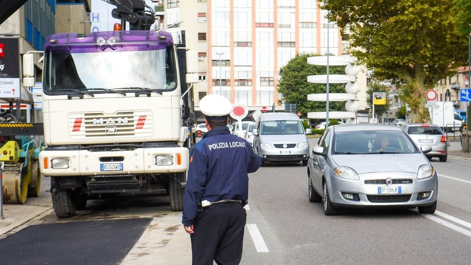 La ragazza aveva poi abbandonato l’auto in piazza Camerlata