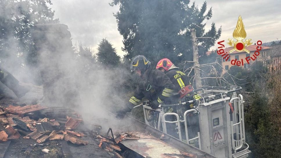 L’intervento dei vigili del fuoco a Erba