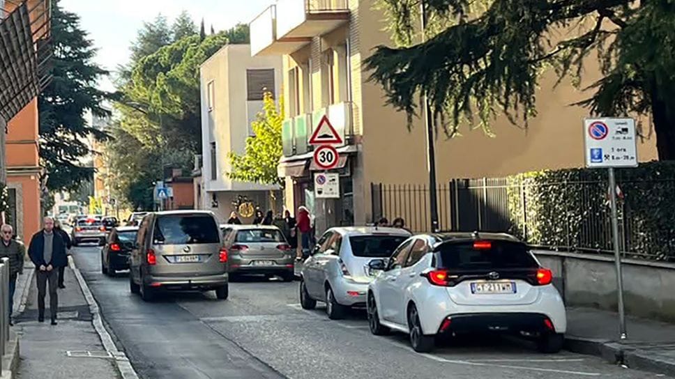 Un tratto di via Volta a Erba