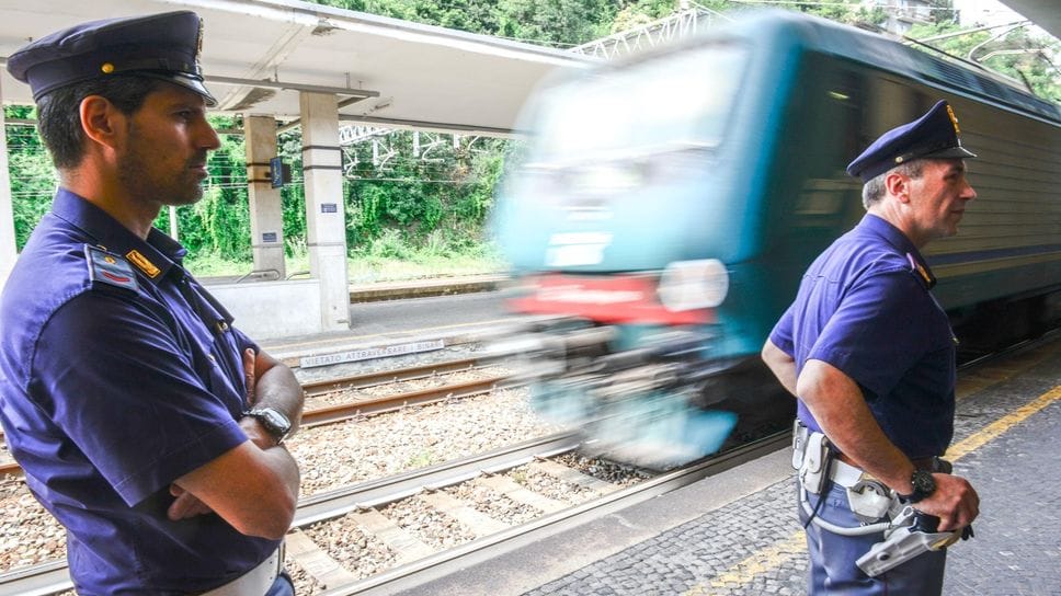 Agenti della polizia ferroviaria in servizio a Como San Giovanni