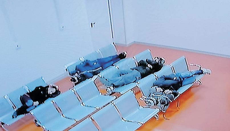 Senzatetto addormentati sulle poltroncine della sala d’attesa al pronto soccorso dell’ospedale Sant’Anna