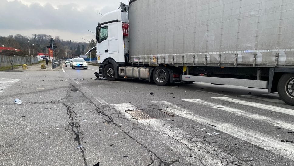 Il Tir fermo all’ingresso di Lariotir