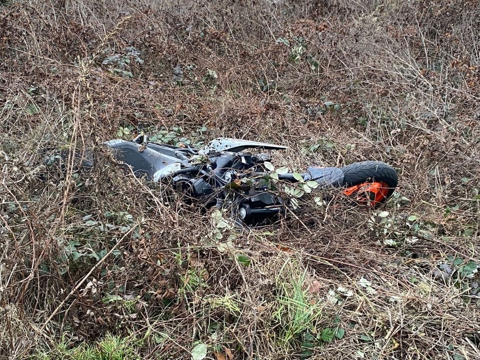 La moto abbandonata tra gli sterpi