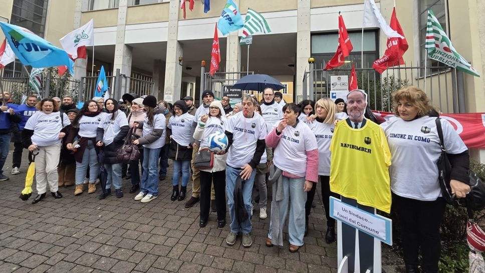 Il presidio fuori dal Comune con dipendenti e sindacati