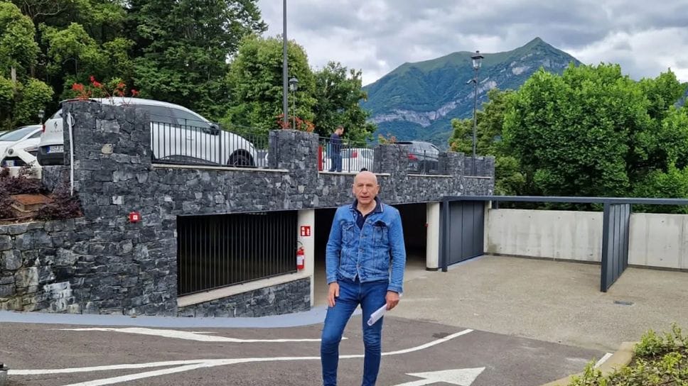 Il sindaco davanti al posteggio multipiano