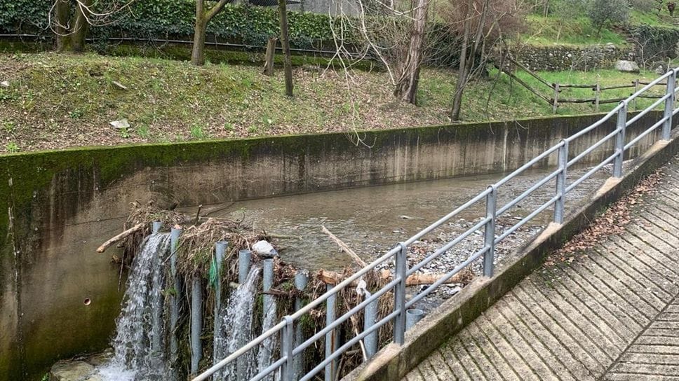 Un’immagine del torrente Greggio zeppo di detriti