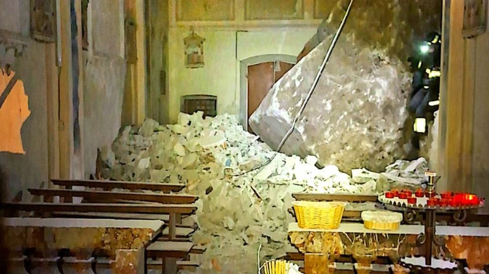 Il masso all’interno della chiesa