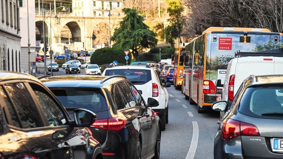 In coda per il passaggio a livello