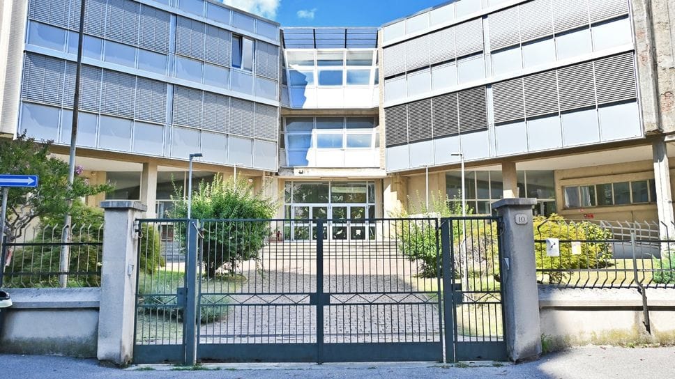 La scuola Corridoni, che il sindaco vorrebbe trasformare in parcheggio