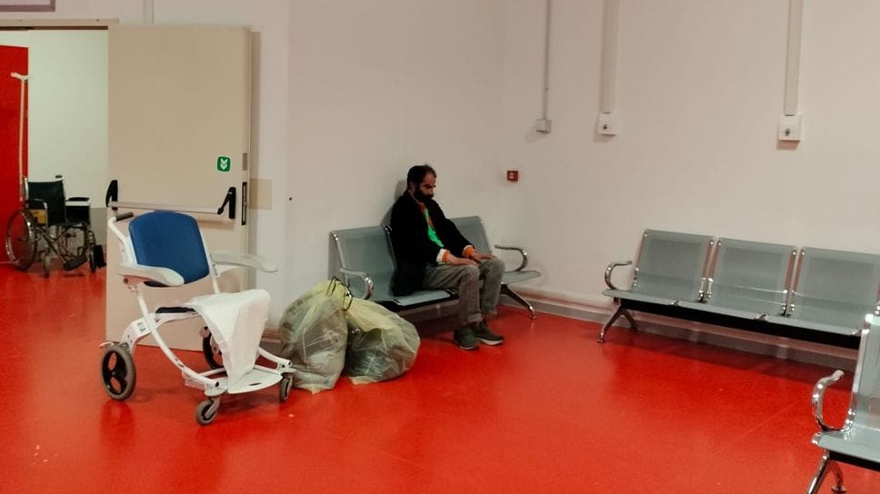 Un’immagine non inusuale: un senzatetto che trascorre la notte nell’anticamera del pronto soccorso