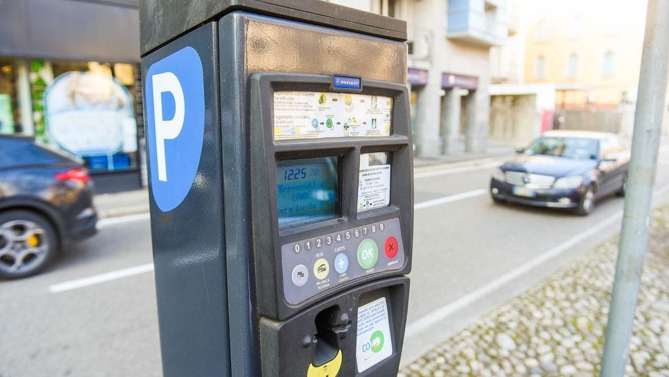 In base ai cartelli, oggi dovrebbero essere tracciati gli stalli blu
