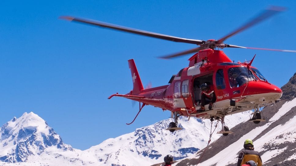 Un’esercitazione della Rega a Sankt Moritz: in Svizzera i soccorsi possono costare carissimo, se non si è assicurati