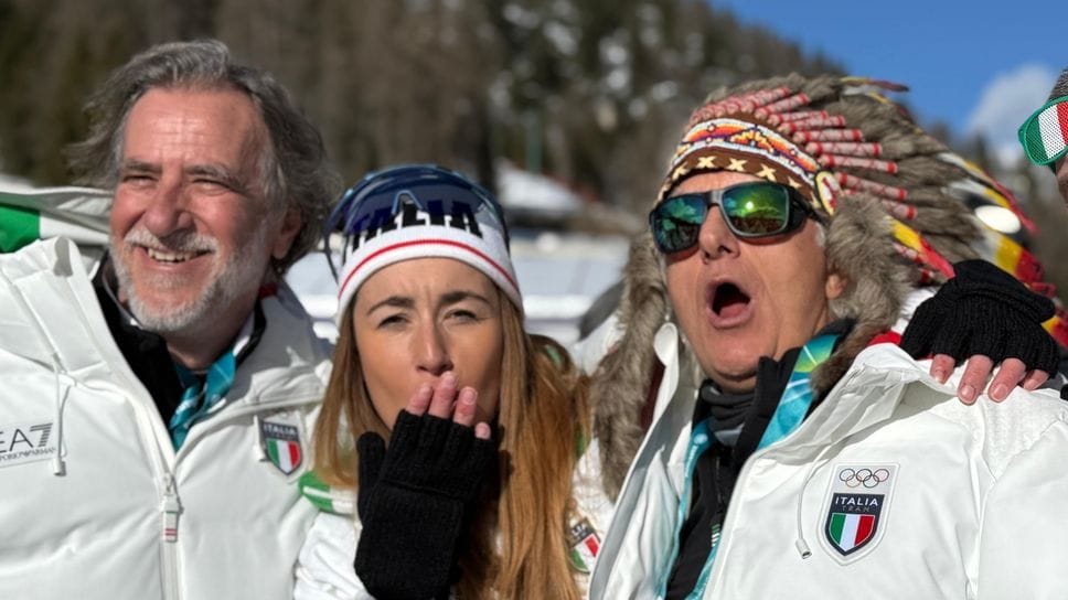 Il medico comasco Andrea Panzeri  (primo da sinistra) e Sofia Goggia dopo il bronzo in discesa conquistato a Cortina