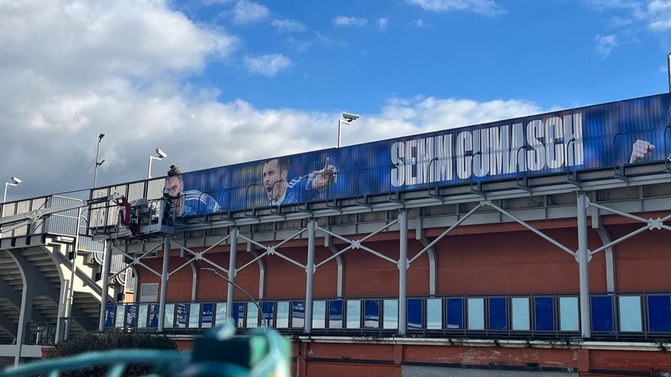 I nuovi pannelli decorativi apparsi in queste ore anche sulla tribuna distinti verso viale Puecher