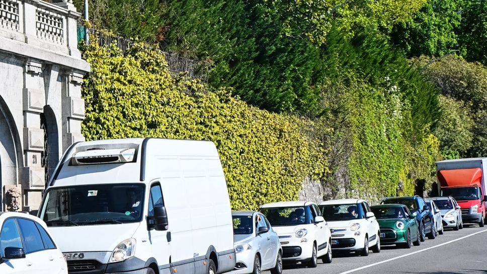 Un Tir di almeno 13 metri con targhe straniere (dell’Est Europa) ha paralizzato la viabilità cittadina