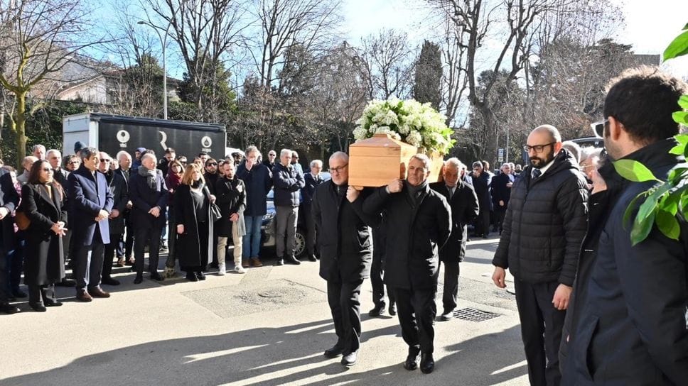 L’arrivo della bara di Giampiero Maiocchi alla basilica del Crocifisso