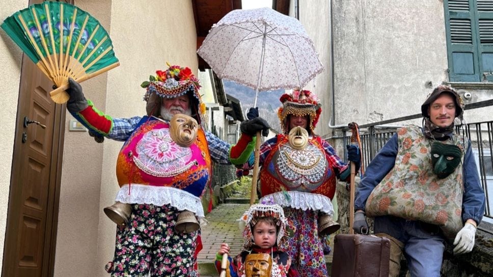 Quattro generazioni di schignanesi in maschera: da sinistra Carlo Peduzzi (vestito da Bel) con i figli Alessandro (anch’egli vestito da Bel) e Daniel (vestito da Brut) e il nipotino Leonardo vestito da Bel. A destra il compianto Alessandro “Cai” Peduzzi, papà di Carlo Peduzzi in una foto d’epoca vestito da Bel