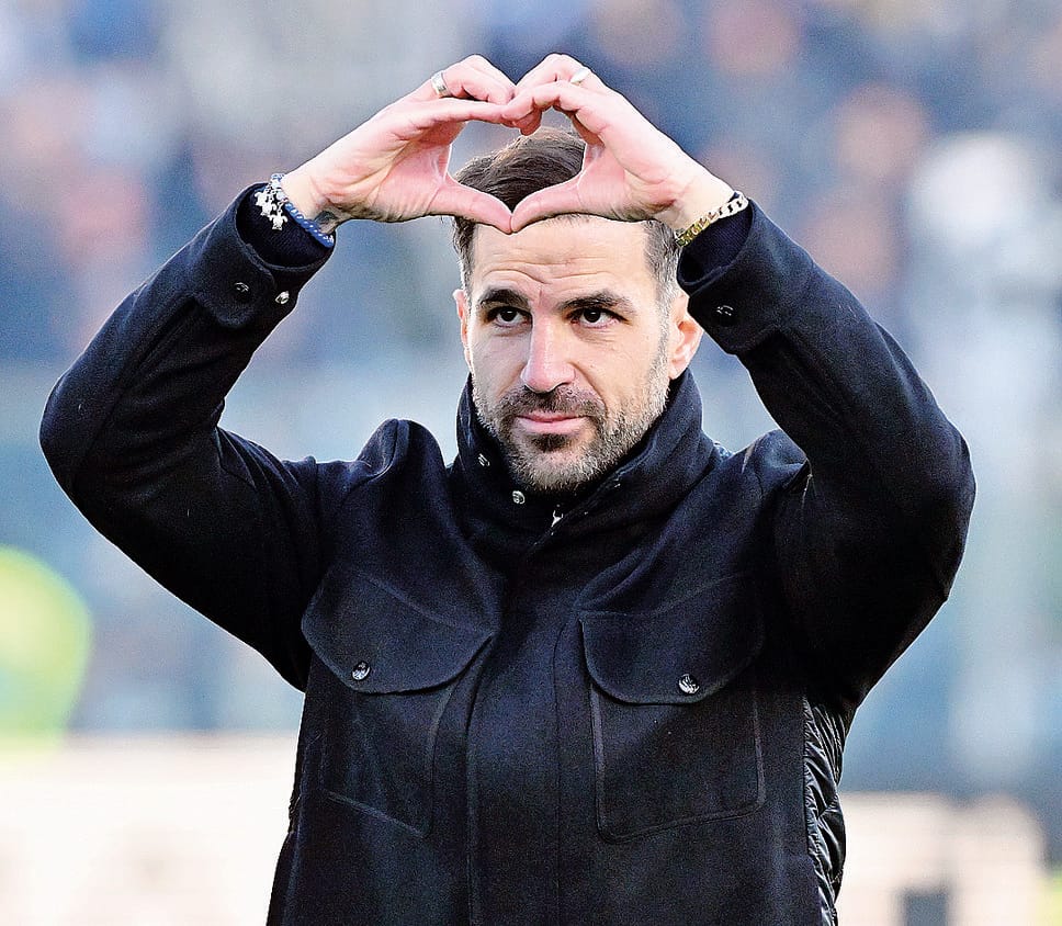 Cesc Fabregas, allenatore del Como 1907, fa il cuore con le mani rivolgendosi ai tifosi