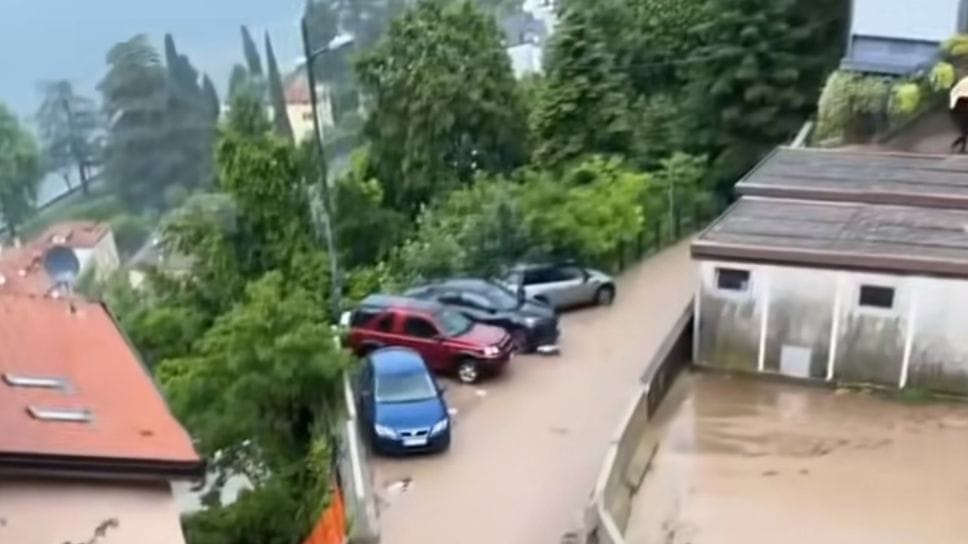 Una delle colate di fango a Capovico per l’esondazione del Pertus