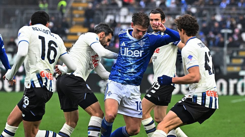Nico Paz circondato da quattro dell’Atalanta durante la sfida al Sinigaglia