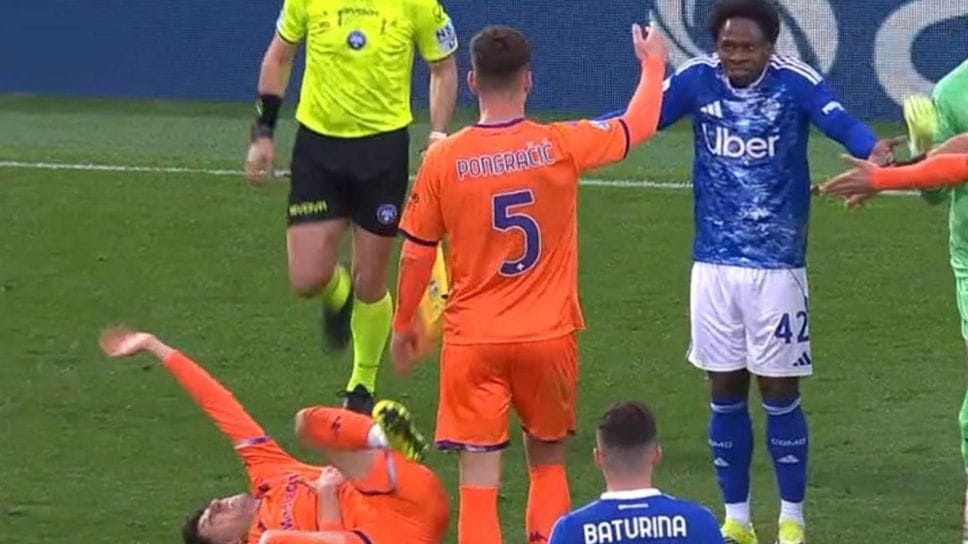 Al minuto 86’ di Como-Fiorentina, Addai ha sfiorato Parisi che è crollato a terra e poi si è dimenato come in preda a convulsioni