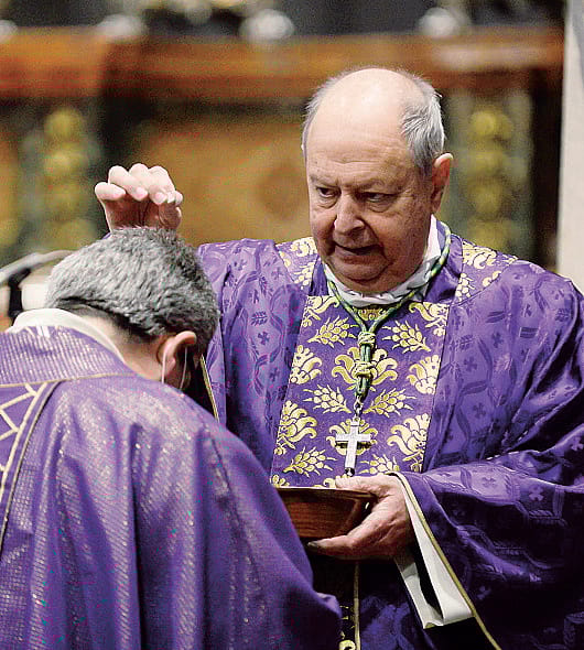 Il cardinale Oscar Cantoni mentre impone le ceneri