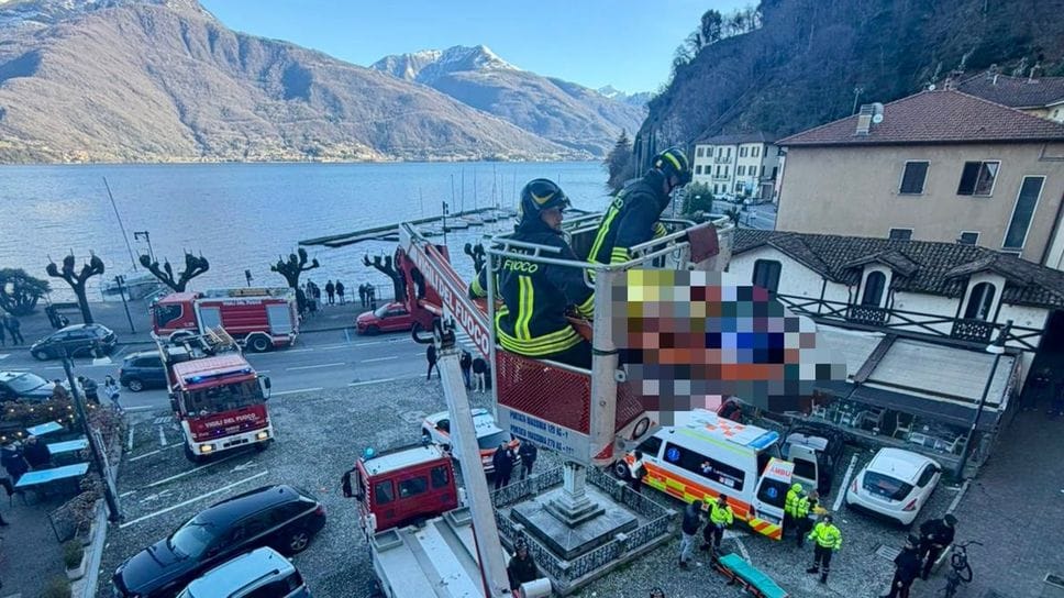 Una fase dei soccorsi dell’anziana