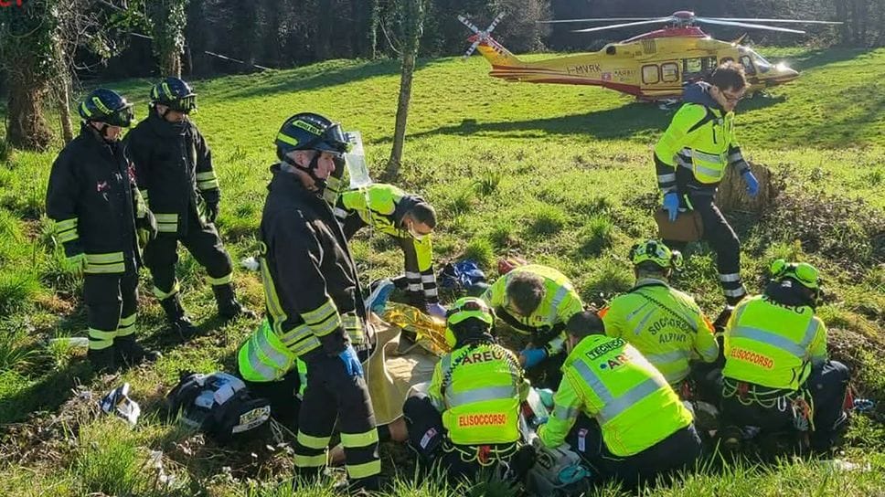 I primi soccorsi prestato a Roberto Galli subito dopo l’incidente