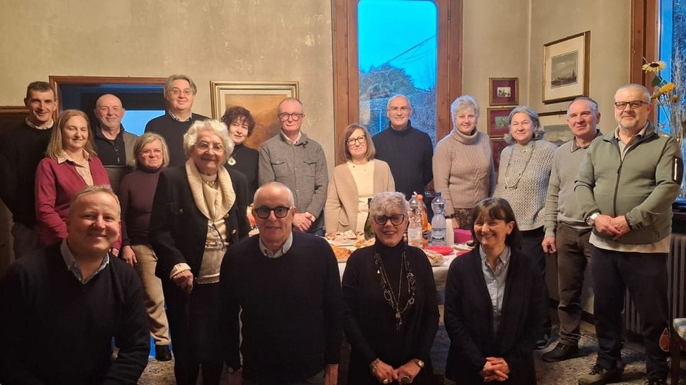 La rimpatriata degli ex alunni. In piedi con il bastone Enrica Lietti