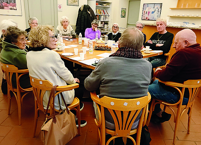 Un momento di incontro al Caffè della Memoria
