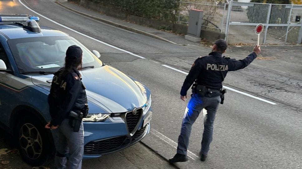 L’uomo è stato controllato dalla Polizia di Stato