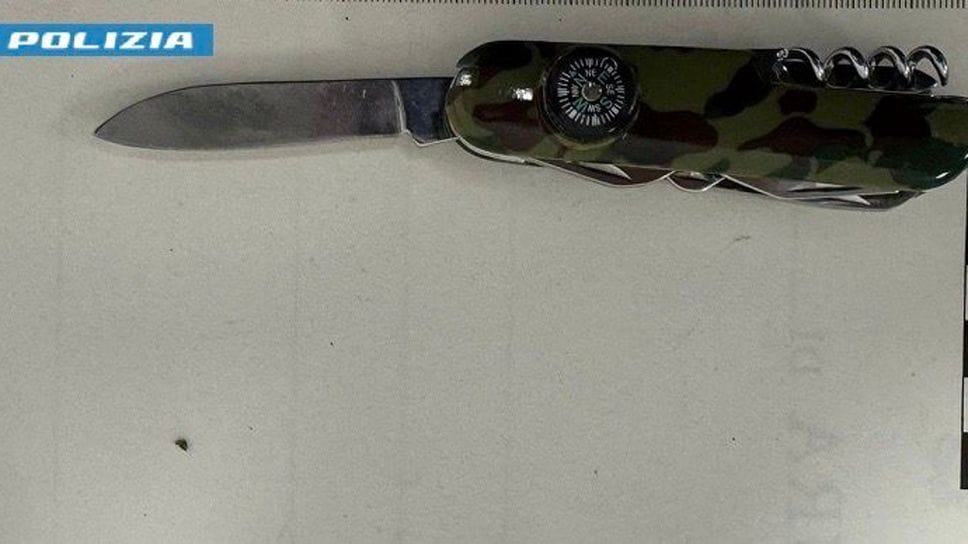 Il coltello multiuso sequestrato