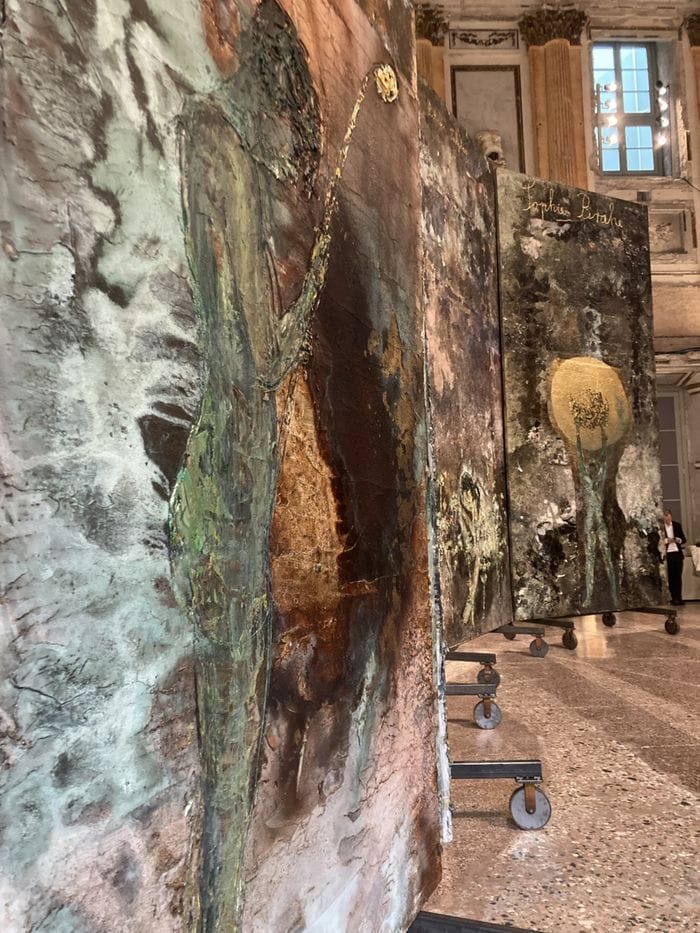 I teleri simili a paraventi in cui sono rappresentate le Alchimiste